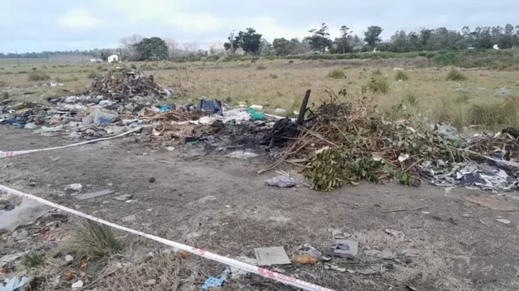 Macabro hallazgo:  encontraron un cuerpo incinerado y con una soga al cuello en un descampado