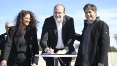 Kicillof recorrió los avances de las obras del plan hídrico y de restauración del Hospital Penna