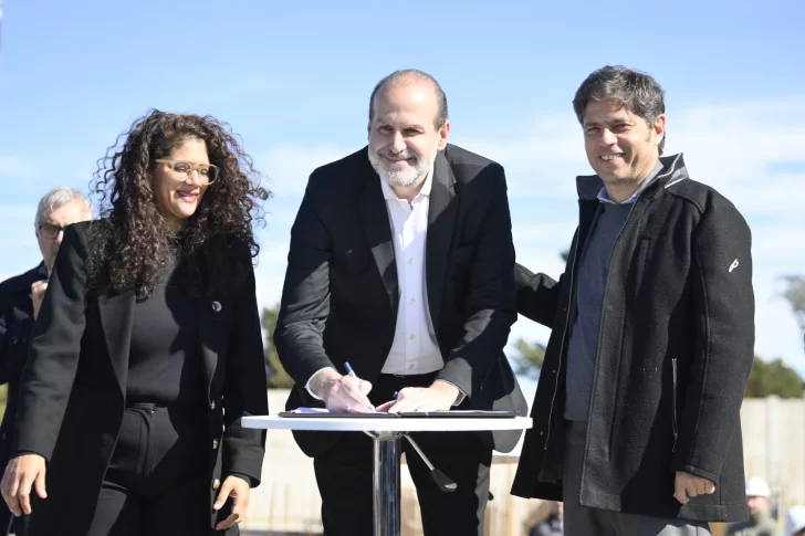 Kicillof recorrió los avances de las obras del plan hídrico y de restauración del Hospital Penna