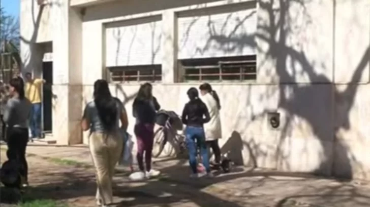 Accidente en una escuela técnica: un alumno cayó desde un segundo piso