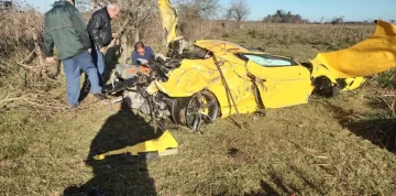 Video: una Ferrari se despistó y terminó dentro de un campo