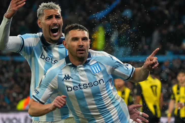Racing hizo la épica ante Peñarol y clasificó a cuartos de final