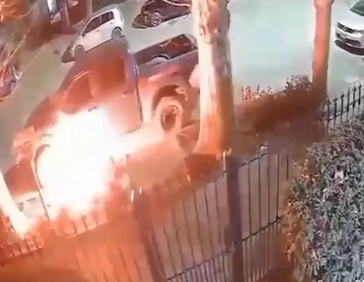 Video: incendiaron una camioneta que era del futbolista Marcos Rojo