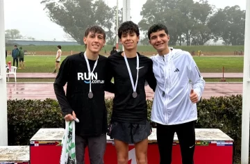 Feliz bajo la lluvia: el necochense Tiago Rojas es campeón provincial de los 5000 metros