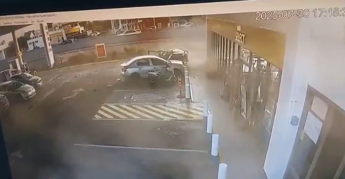 Video: así fue el momento en que un auto atropelló y mató a una mujer en una estación de servicio