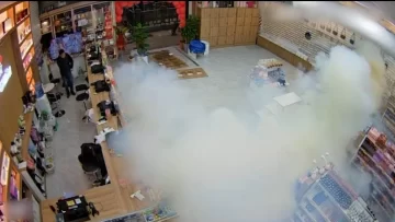 Tiraron una granada de humo en un comercio chino y fueron detenidos