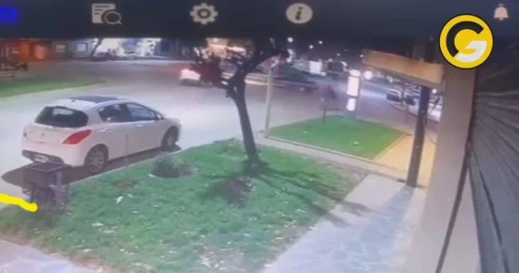 Video: un Alfa Romeo destrozado en plena plaza tras una maniobra imprudente