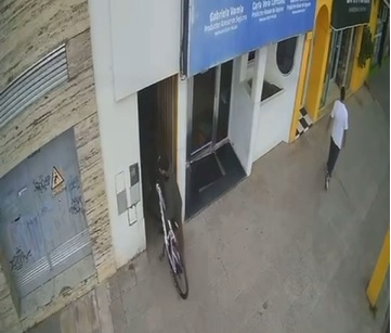 Roban una bicicleta del interior de una panadería