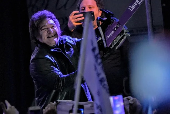 Milei lanzó la campaña en La Plata con insultos a Kicillof: “Comunista enano”