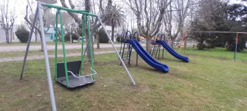 La Plaza Independencia de Juan N. Fernández ya cuenta con juegos adaptados