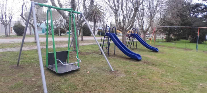 La Plaza Independencia de Juan N. Fernández ya cuenta con juegos adaptados