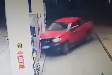 Video: un conductor borracho chocó contra una estación de servicio y destrozó los surtidores