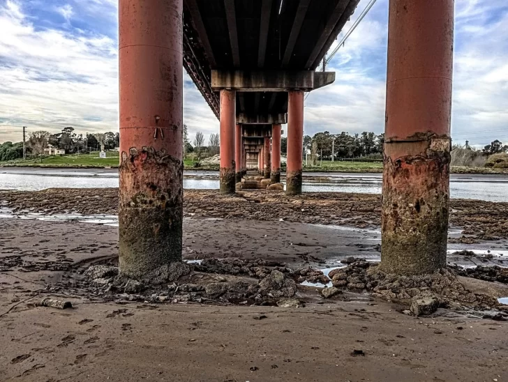 Una imagen poco frecuente: el Río Quequén y un muy bajo nivel de agua