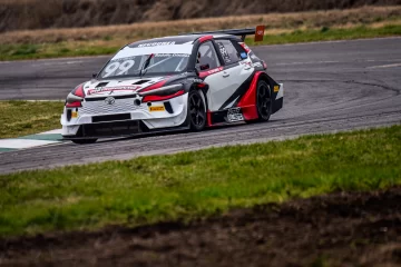 Capurro celebró el 5º puesto en el TC 2000 y se quedó con el triunfo en la Copa Rookie