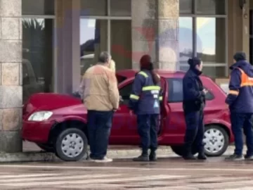 Chocó contra una de las columnas en la avenida 2