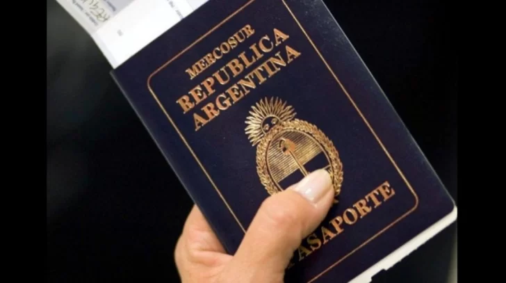 Pasaportes: piden devolver una serie por una falla invisible en la tinta y cómo saber si te afecta