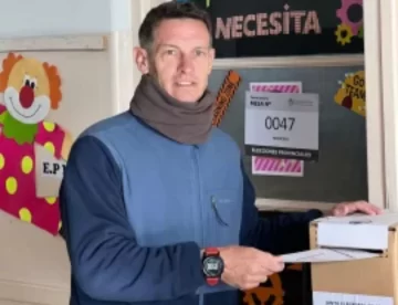 Juan Pablo de la Hera votó en la Escuela Primaria Nº 6