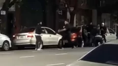 Video: registran una brutal pelea con apuñalados a la salida de un boliche