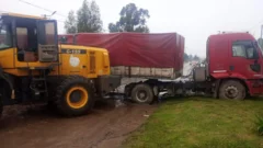 Hizo caso omiso a las instrucciones, terminó encajado y se le labró una infracción