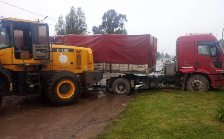 Hizo caso omiso a las instrucciones, terminó encajado y se le labró una infracción
