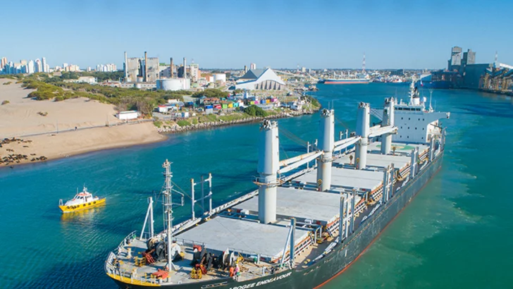 Puerto Quequén: doce buques zarparon con granos hacia Asia y Brasil