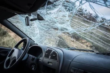 Insólito: dos mujeres rompieron un auto en la madrugada