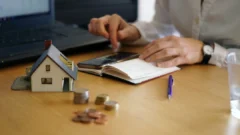 Fallo clave por créditos UVA: la Justicia responsabilizó al deudor por la pérdida de su empleo