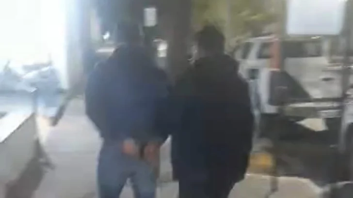 Detuvieron a un hombre por agredir a su expareja en la vía pública