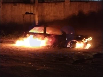 Incendio de vehículo en la madrugada