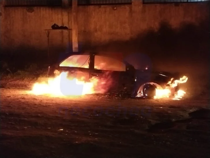 Incendio de vehículo en la madrugada