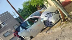 72 y 57: un auto en la vereda y otro chocó con una columna