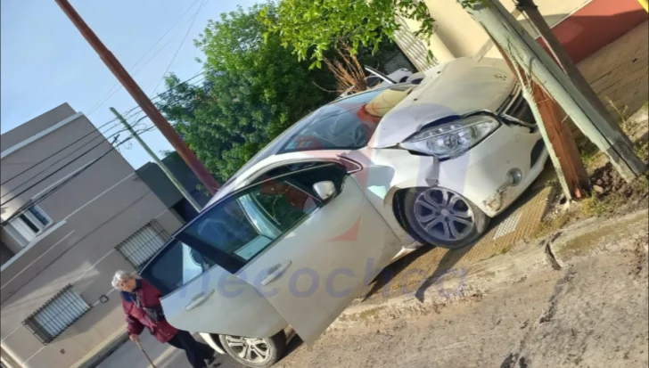 72 y 57: un auto en la vereda y otro chocó con una columna