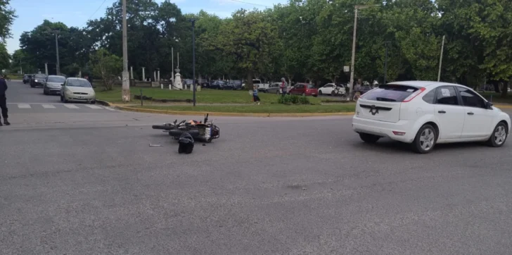 Un auto chocó con una moto de Tránsito en la esquina del Centro Cívico
