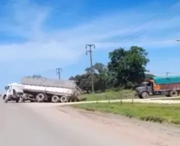 Camión atravesado en Almirante Brown