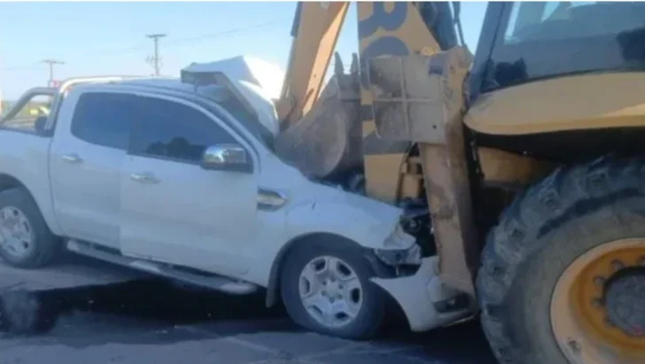 Resultó herido tras chocar su camioneta con una máquina retroexcavadora