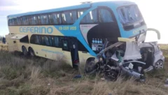 Tragedia en la ruta: un muerto tras un accidente entre un micro de larga distancia, una camioneta y un auto