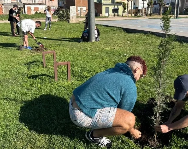 “Colmena” realizó una plantación de árboles en el barrio Fonavi