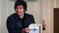 Milei votó, saludó a sus seguidores y no habló con la prensa