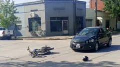 Una persona herida tras chocar un auto y una moto