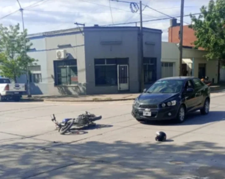 Una persona herida tras chocar un auto y una moto