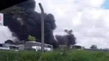 Gigantesco incendio destruye 18 vehículos: 16 ómnibus, una combi y una camioneta calcinados