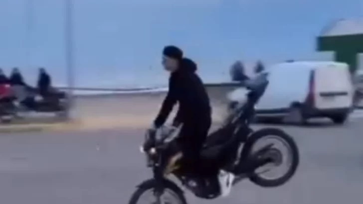 Quiso hacer  wheelie y cayó contra el asfalto