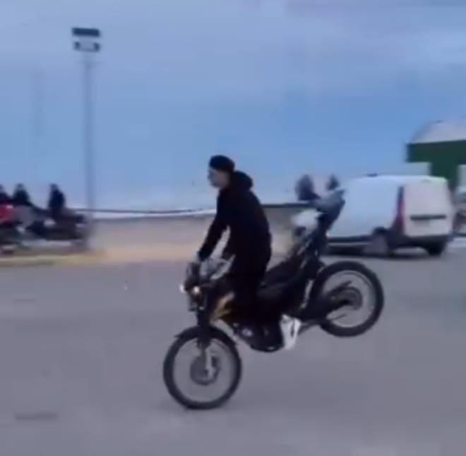 Quiso hacer  wheelie y cayó contra el asfalto