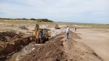 Trabajan en el mantenimiento de los canales en la zona rural