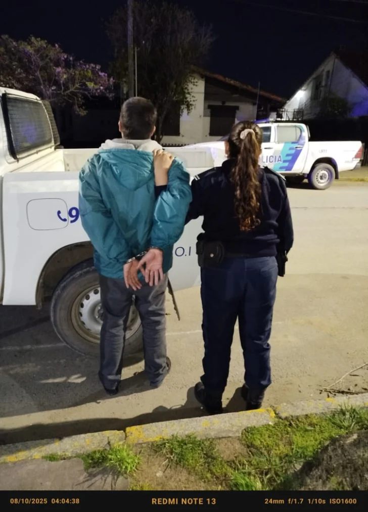 Atrapados in fraganti cuando sustraían objetos de un auto estacionado