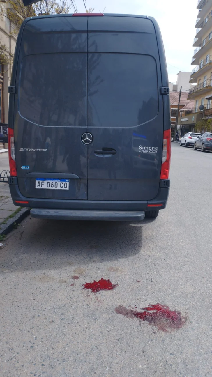 Una mujer herida tras ser embestida por una camioneta