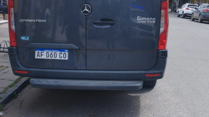 Una mujer herida tras ser embestida por una camioneta