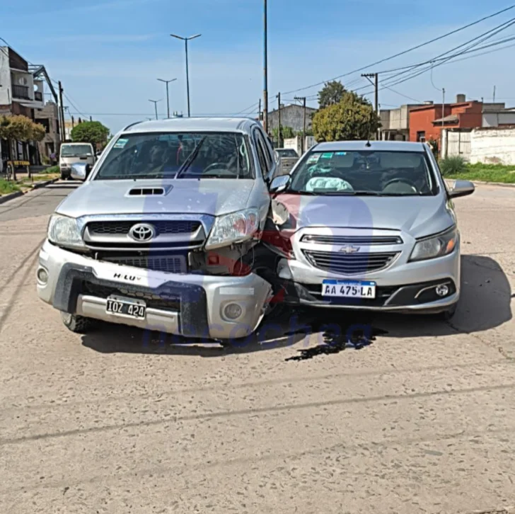 Choque de una camioneta y un automóvil en Av. 75 y Calle 68