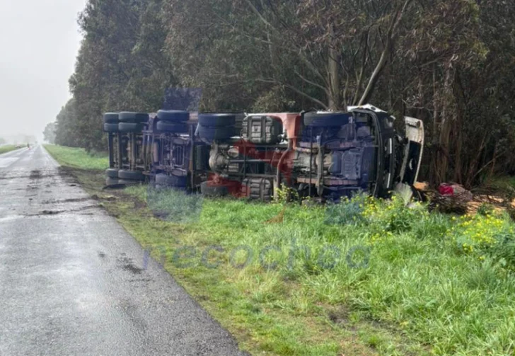 Se despisto un camión y volcó en la Ruta 55