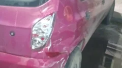 Choque entre auto y moto en 75 y 46: trasladan al motociclista al hospital